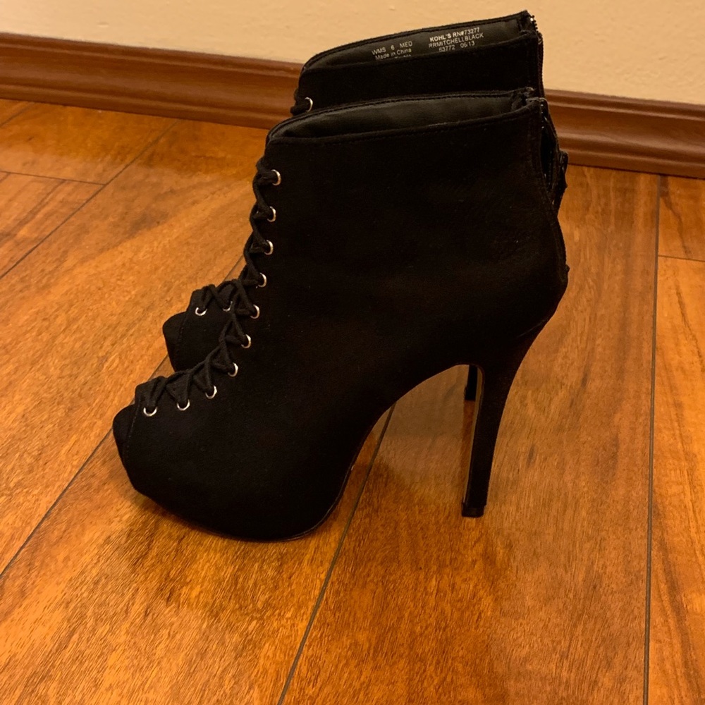 LACE UP BLACK HEELS